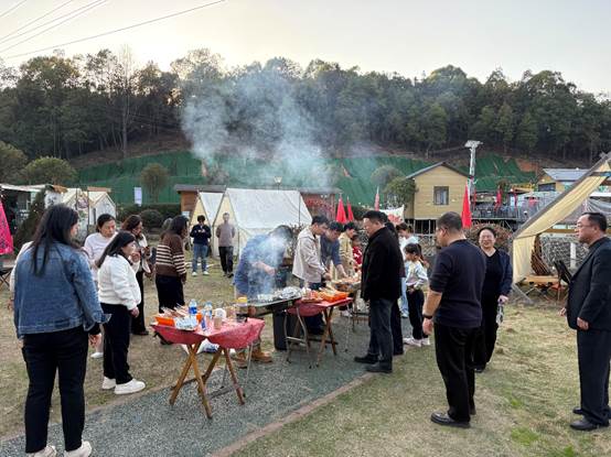 一群人站在草地上 AI 生成的内容可能不正确。
