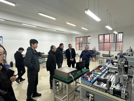 人们站在房间里AI 生成的内容可能不正确。