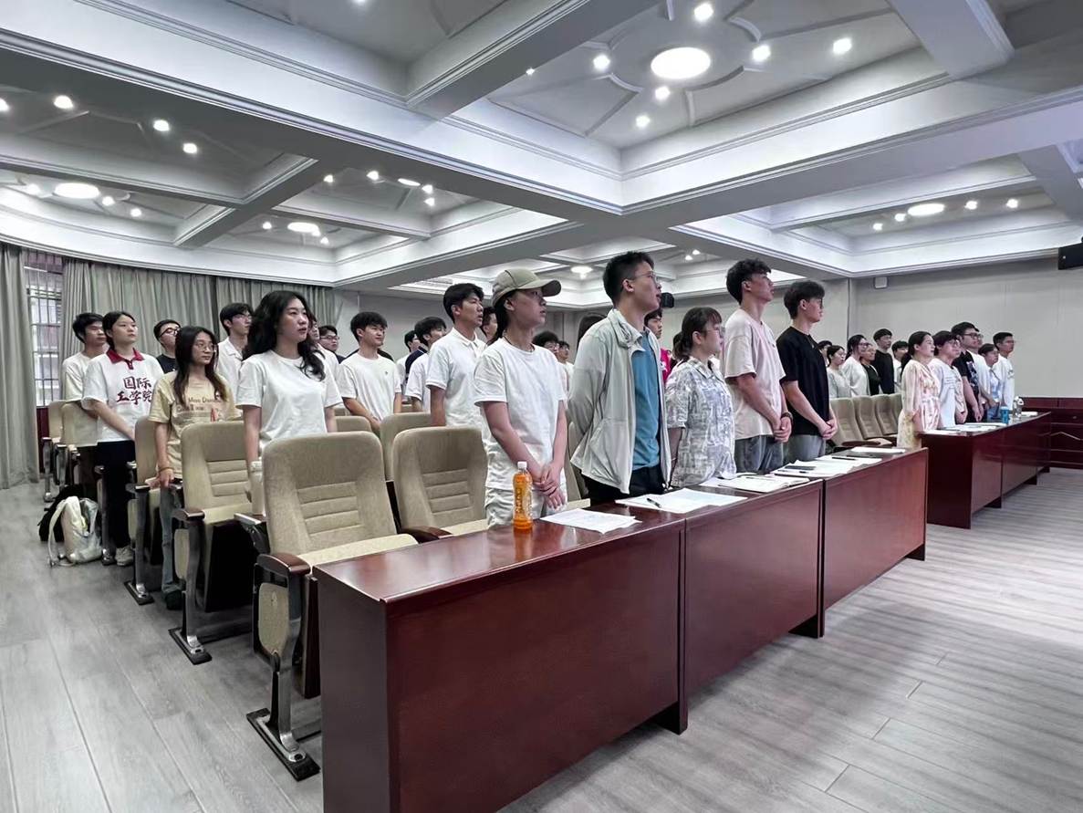 图片包含 天花板, 室内, 大, 屏幕  AI 生成的内容可能不正确。